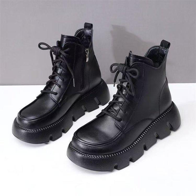 Weiche Leder-Martin-Stiefel Britischer Stil Plateau-Stiefel Herbst und Winter Neue flache Samtstiefel Lokomotive Kurzstiefel