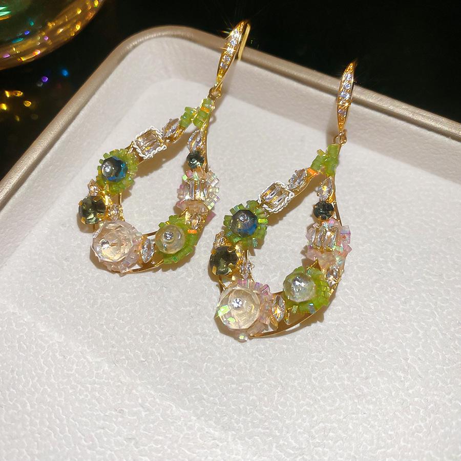 Silvernål Zirkon Utskurna Blomörhängen - Utsökta High-End Stiftörhängen med Känsla för Mode.