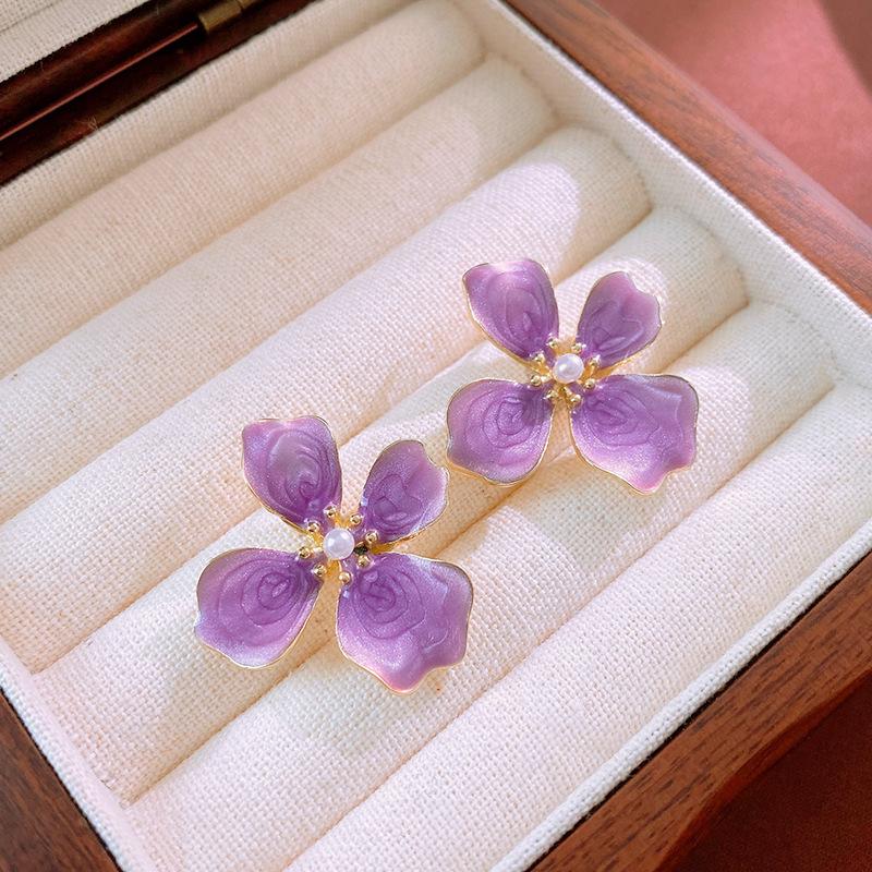 Simple oil drop flower petals imitation pearl silver needle French niche premium earrings 