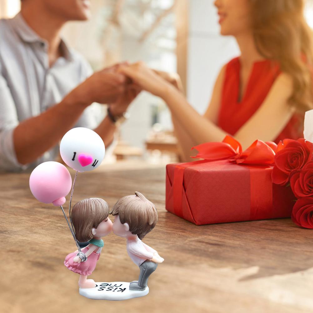 Car Couple Cute Ornaments Resin Couple Doll Car Interior Decoration Couple Figurines with Balloon for Car Dashboard