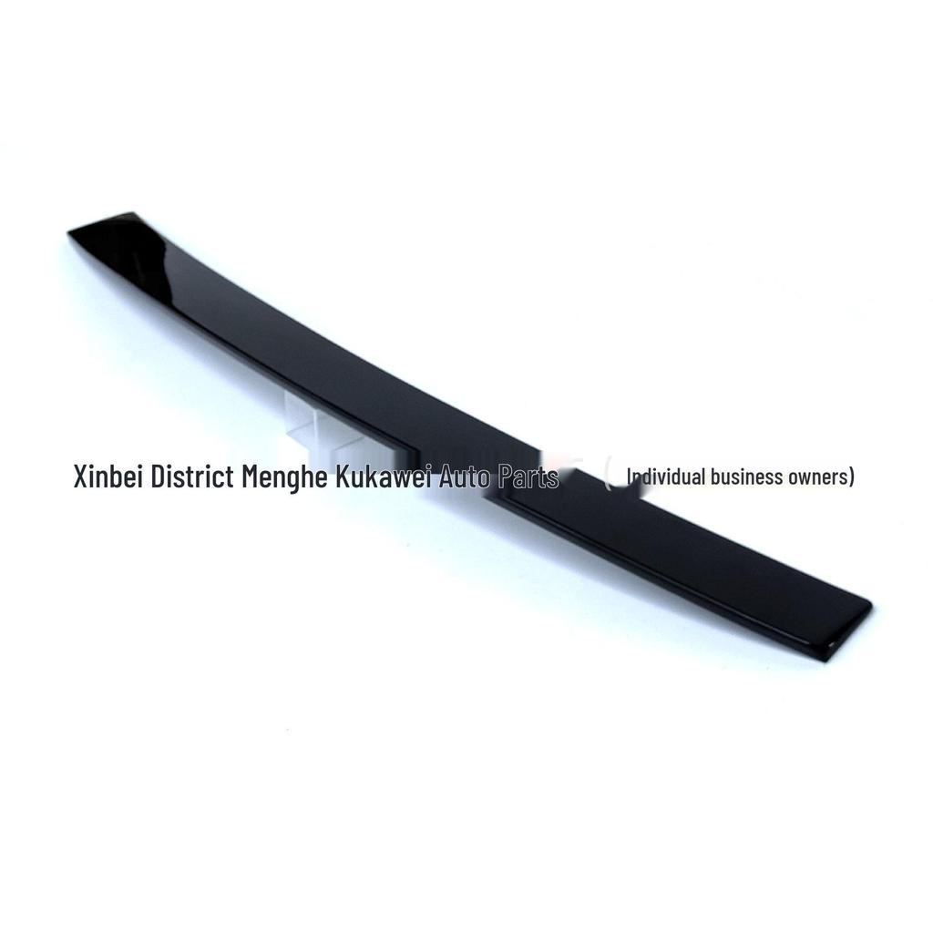 Nicht-invasive Montage eines Dachspoilers für die Mercedes-Benz C-Klasse Limousine W204 (2007-2013)