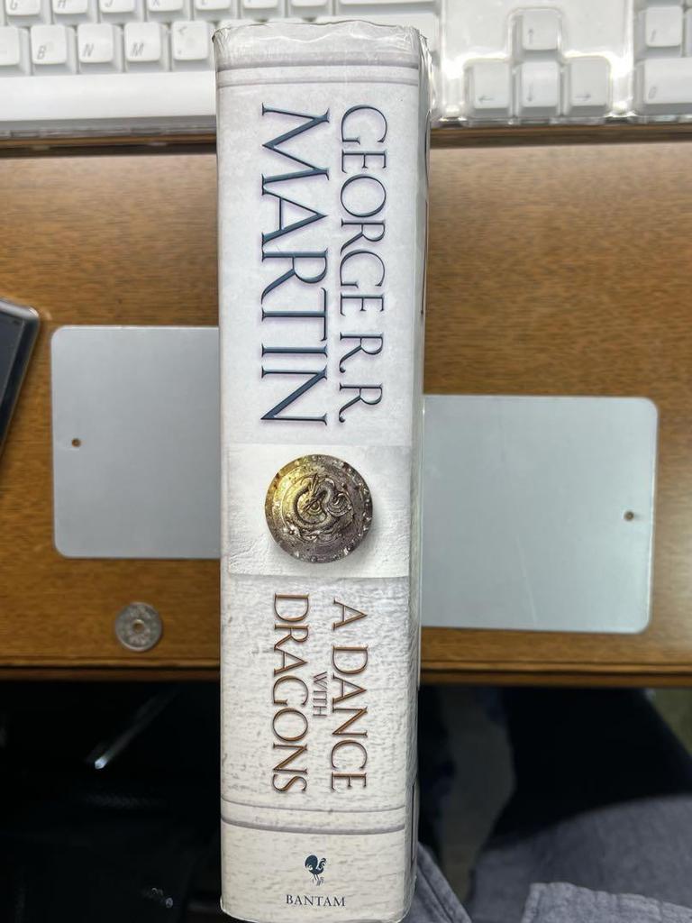 [USED] Original book "A Song of Ice and Fire (Part 5)" A Dance with Dragons Large book (foreign book)