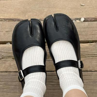 Chaussures Mary Janes IPPEUM Tabis Pour Femmes 2025 Nouveauté Noir Rouge Bout Fendu Ballerines Ballerines Boucle