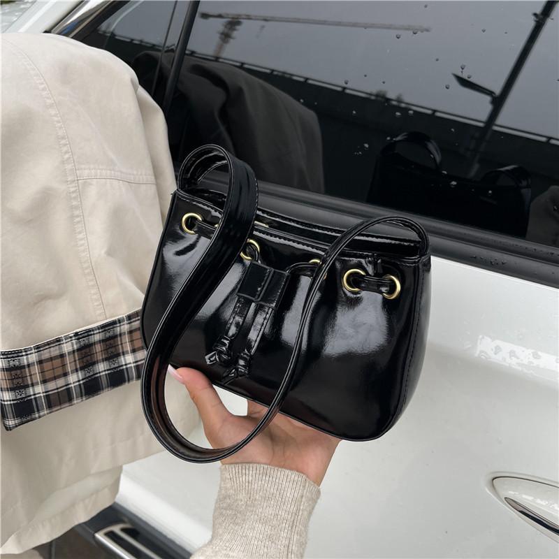 Fashion niche handbag women's 2025 new simple fashion underarm bag shoulder bucket small square bag