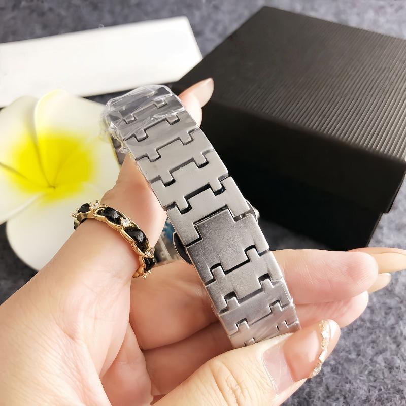 Luxury silver men's watch, green disc chronograph, steel belt quartz watch, business commuter fashion men's accessories watch