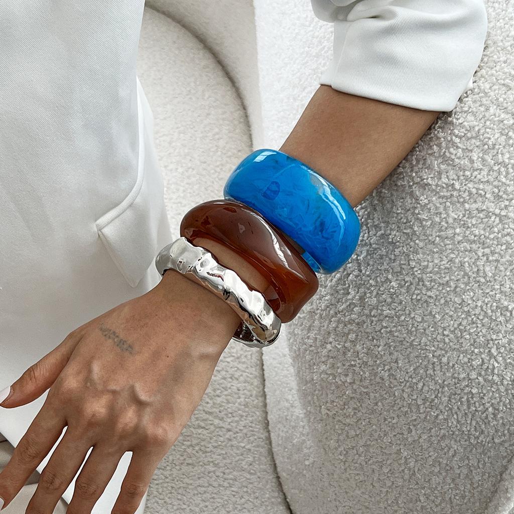 2026 New Exaggerate Punk Blue Coffee Irregular Resin Acrylic Bangles Thick Geometric Bangle Silver Metal Bracelet Jewelry Women