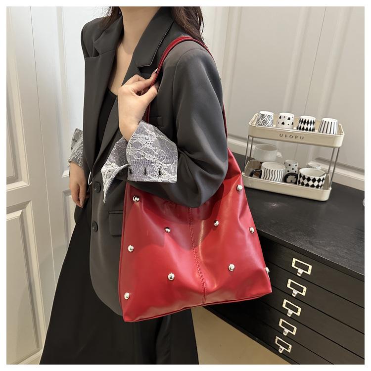 Geantă de umăr din piele ecologică cu detalii nituri Geantă de mână trendy pentru femei Stil casual CLE