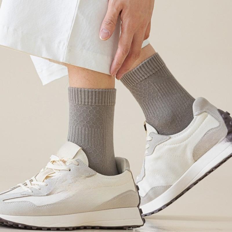 Men's Mid-calf Socks for Autumn and Winter, Sweat-absorbing and Breathable Sports Corset Men's Socks, Solid-colored Anti-pilling Men's Long Socks