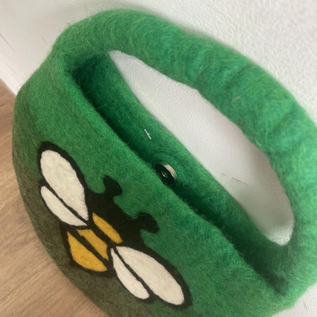 Water Felted Bee Bag – One Handle with Magnet – Garden Greens
