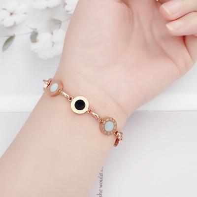 Pulsera de acero de titanio chapada en oro con números romanos y concha en blanco y negro de estilo europeo y americano, pulsera ajustable