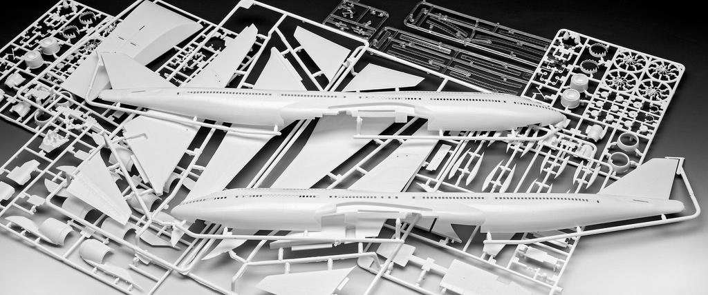 German Revell Lufthansa New Livery Passenger Plane Plastic Model Kit 03891 1/144 B747-8a