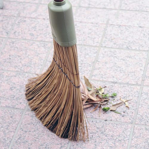 Azuma Kogyo Compo Broom with a Long Handle, featuring a Mix of Palm Leaf and Black Fern Bristles, a Moderately Flexible Bristle for Easy Sweeping, and