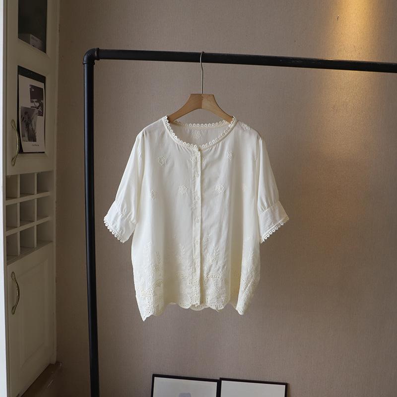 Neue 2025 Sommer Übergröße Spitze Cutout Stickerei Bluse mit Rundhalsausschnitt und kurzen Ärmeln - Koreanischer Stil für Frauen