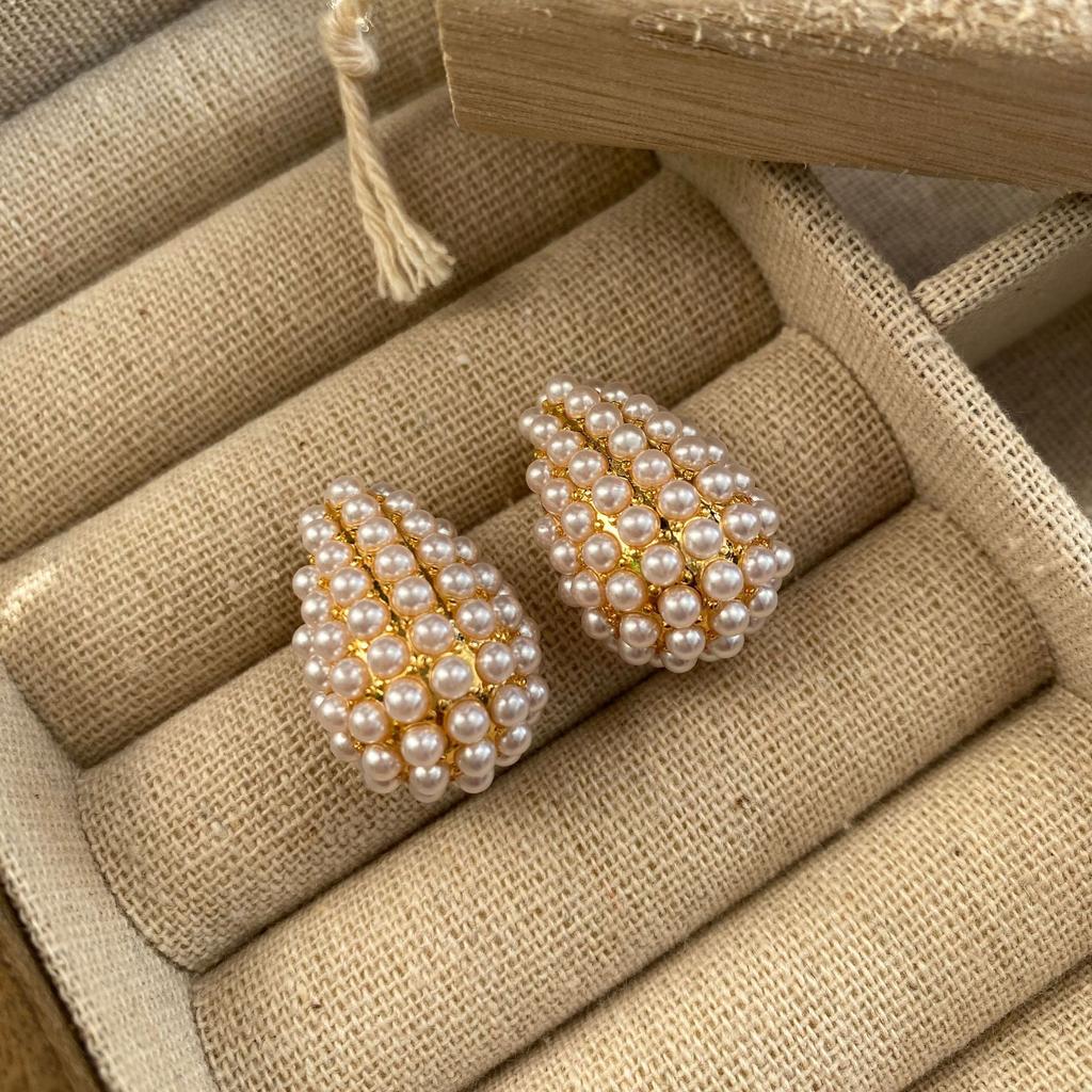 High-End Fashion Simple Metal Pearl Earrings Women'S Light Luxury Temperament Earrings Design Sense Versatile Jewelry Stud Earrings