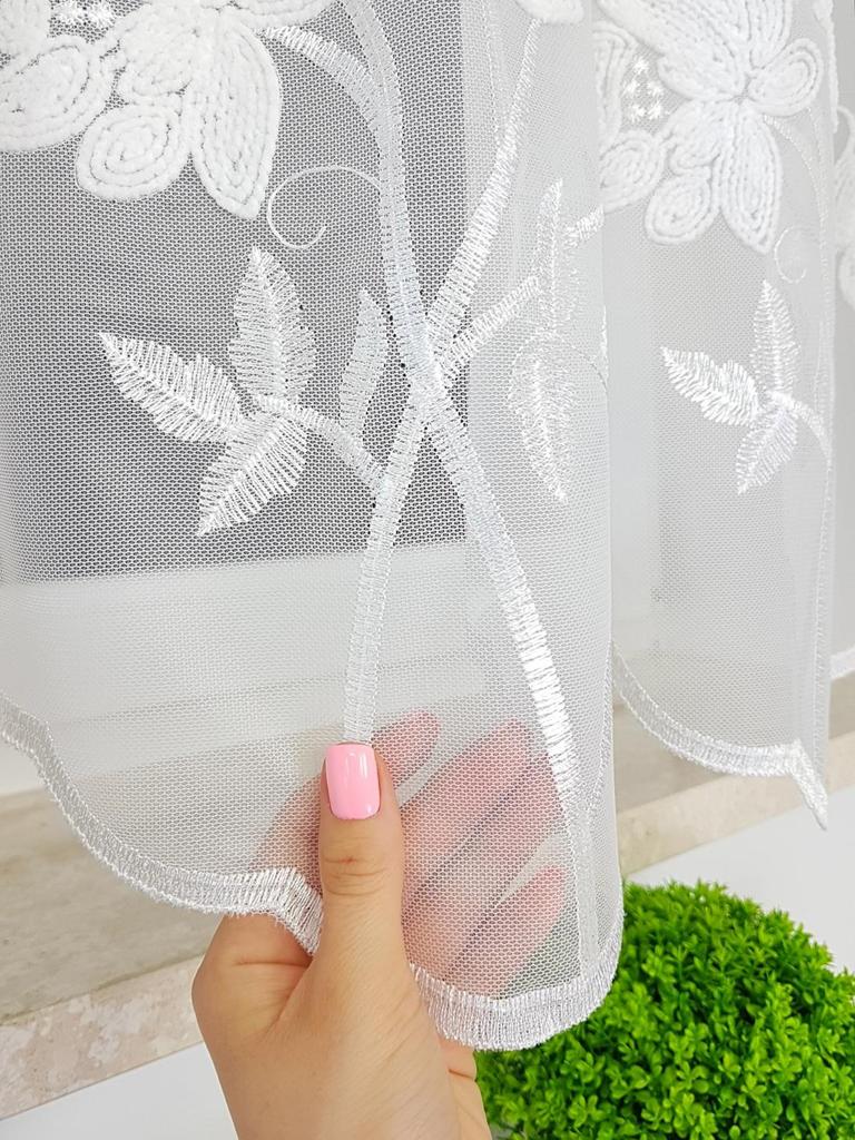Ready-made curtain made of a 400x145 cm marquisette with 3D embroidery on a gathering tape