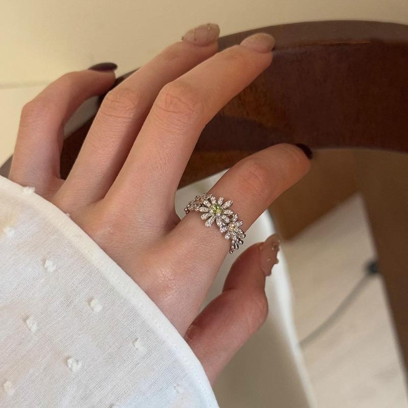 Luxury Minimalist Diamond-Encrusted Little Daisy Ring - Women's Unique High-End Finger Ring Handpiece Open Ring