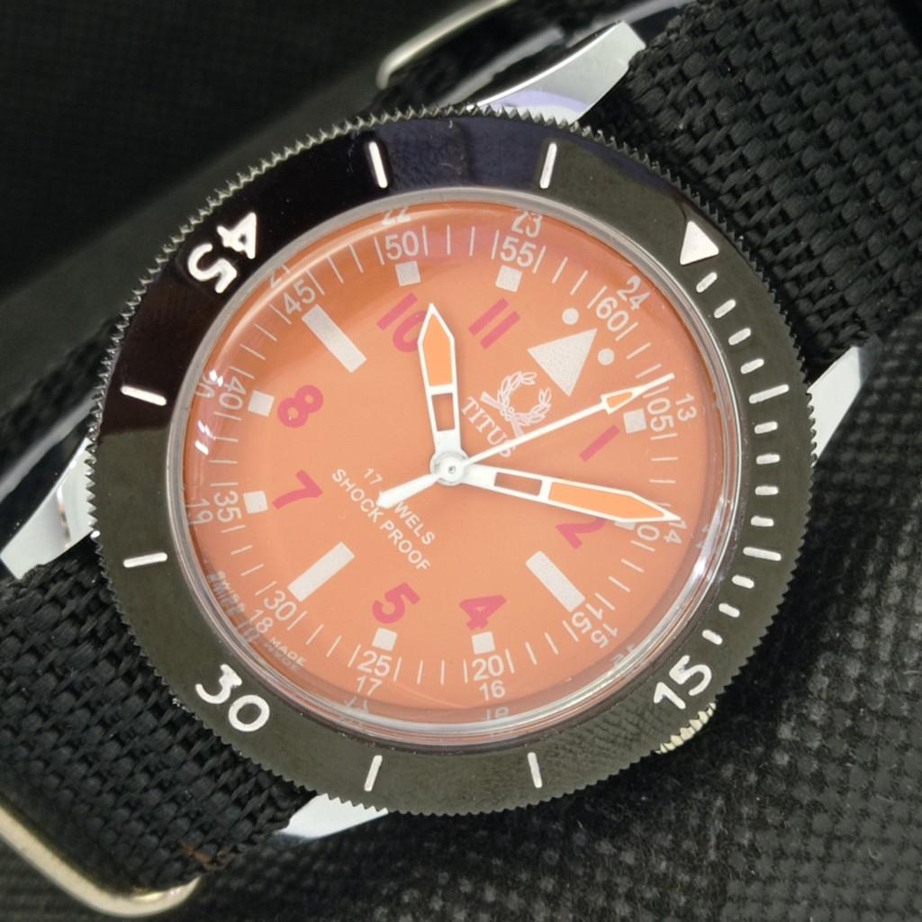 

ВОССТАНОВЛЕННЫЕ 40-ММ МУЖСКИЕ ЧАСЫ TITUS SWISS С ПОВОРОТНЫМ БЕЗЕЛЕМ И ОРАНЖЕВЫМ ЦИФЕРБЛАТОМ a303203-2 R1013-000a303203