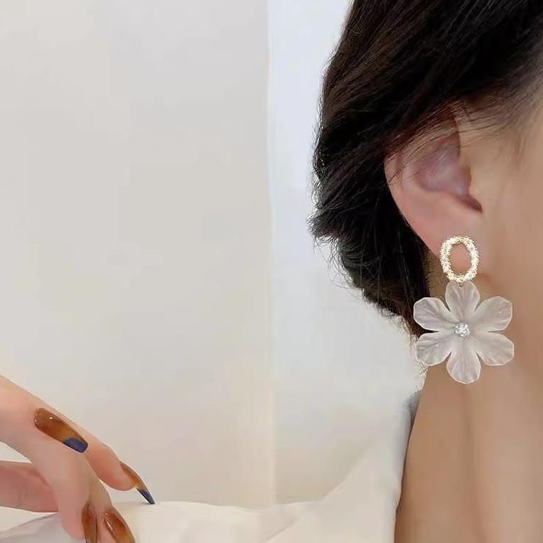 Eleganti Orecchini a Bottone Fiore in Resina - alla Moda e Versatili per Donna 2025