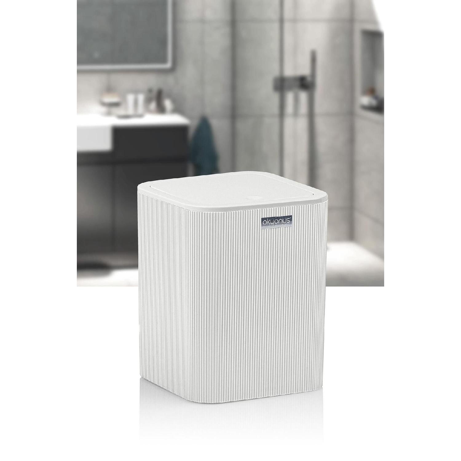 

Квадратная мусорная корзина Mina в белую полоску белый