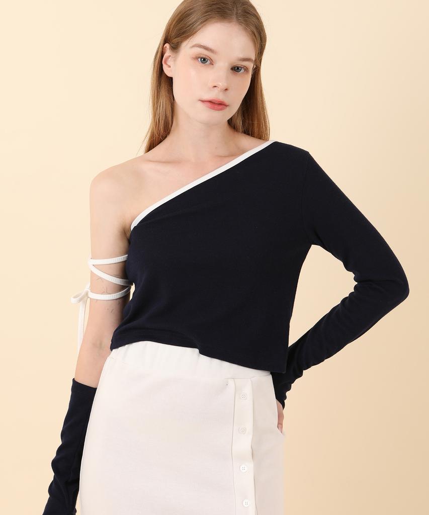 CATTLINE Strap Off-Shoulder Warmer T-Shirt (Navy)