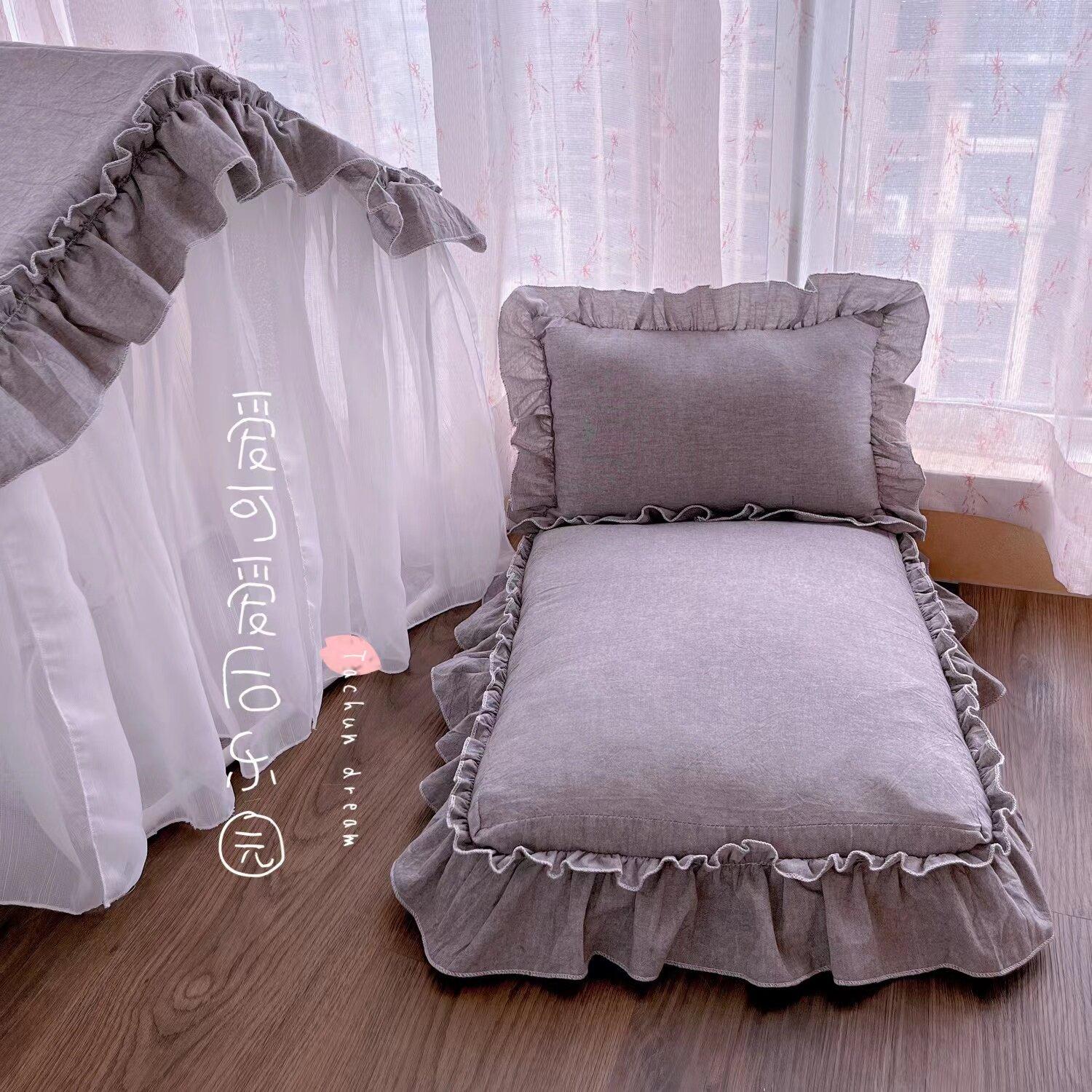 

Pet Tent House for Cats Dogs Removable Washable Princess Castle Bed Enclosed Cuddle Cave 4-Season Cozy Shelter for Indoor Puppy 30x40CM