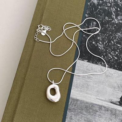 Simple and High-end, Irregular Hollowed Out Oval Pendant Necklace for Women's Collarbone Chain In Fashion