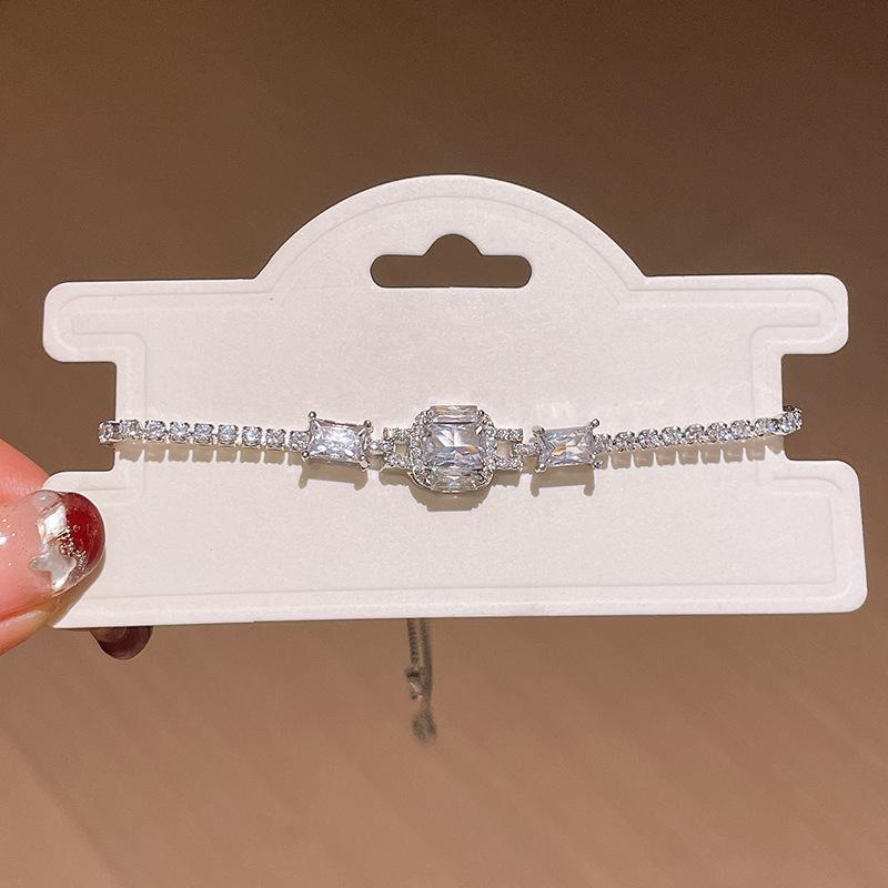 Выдвижной браслет Lux с квадратным цирконом: Шикарные современные украшения для commuters