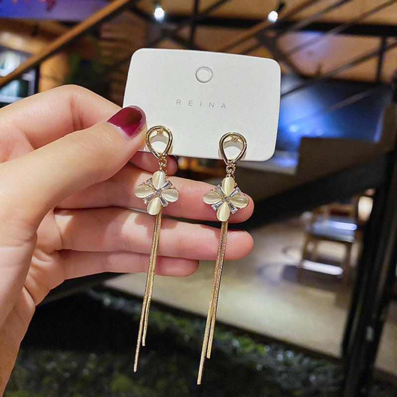 Silver Needle Diamond Stud Earrings: Elegant, Simple Design for Women
