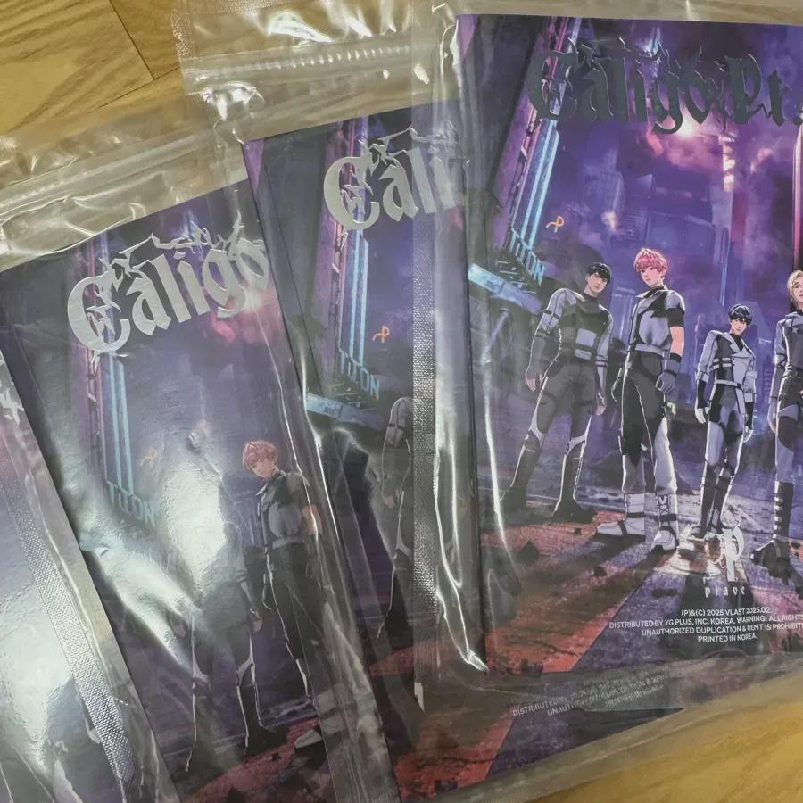 

Plave Carligo Fustive Album Unopened Carabiner Included