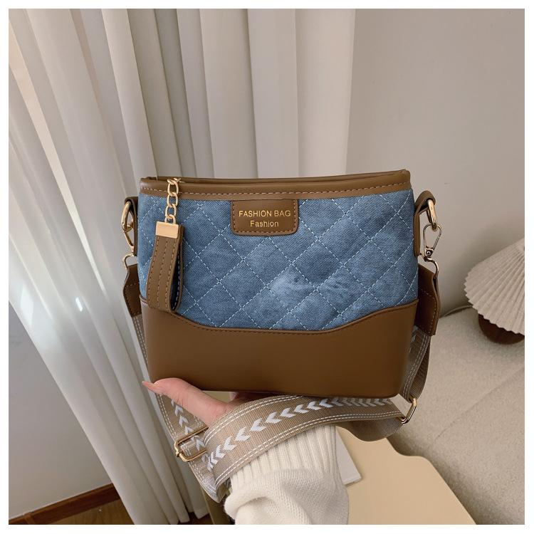 

This year s popular bag women s 2025 new trendy rhombus embroidered thread shoulder bag fashionable versatile atmospheric messenger bucket bag синий