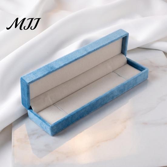 Blue Flannel Jewelry Box for Women Sky Velvet Box, Flip Top Case with Soft Lining Bracelet Packaging Lining, Portable Protective Container And Bangle