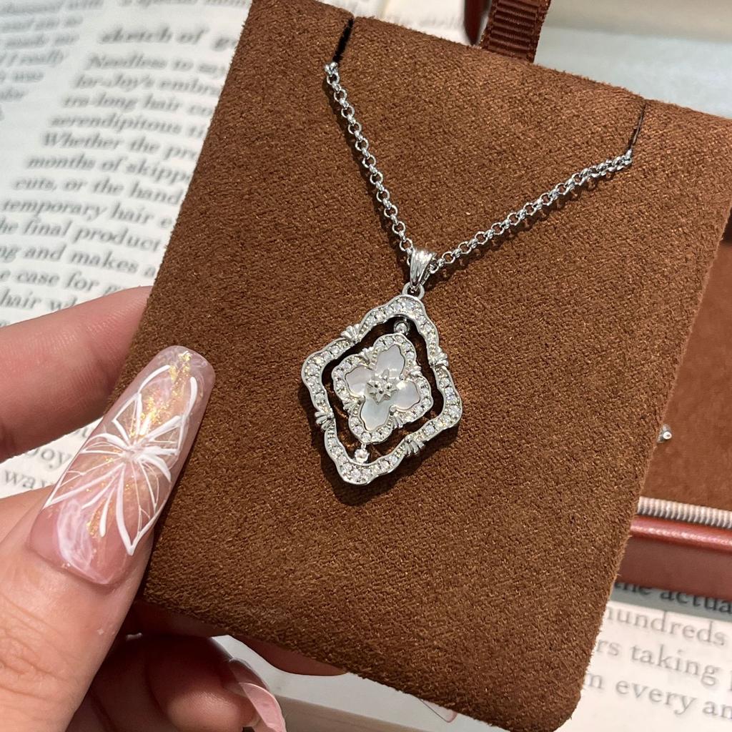 French Antique High-End Sense Versatile Rotating Double-Sided Four-Leaf Clover White Shell Necklace Light Luxury Design Neck Chain Collarbone Chain