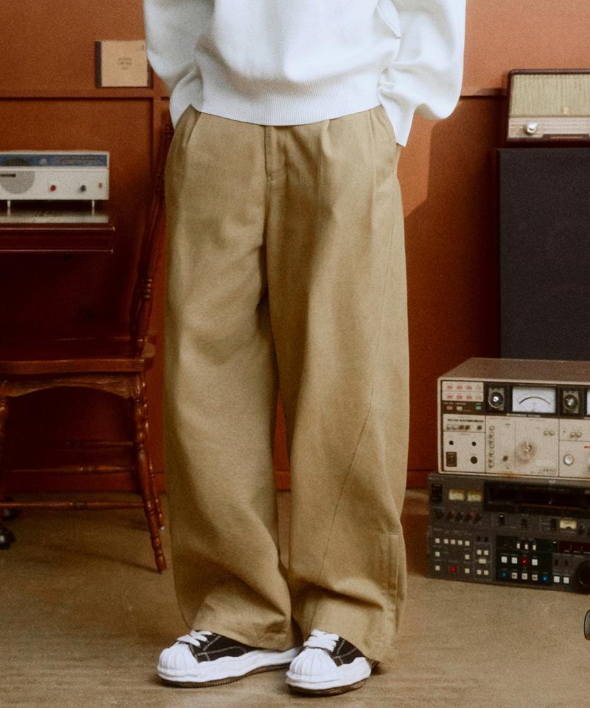 DTHIRTYONE Side Zip Pleated Cotton Pants (Camel Beige)