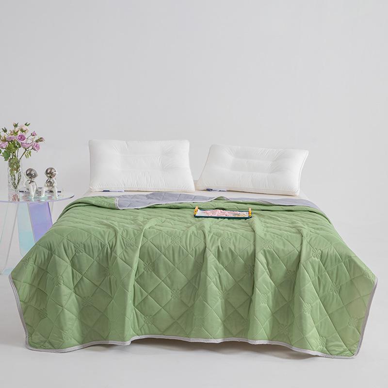 Cooling Summer Quilt: Soft & Thin Fabric, Perfect for Summer Naps, Beach Trips, and Keeping Cool in Air - Conditioned Rooms