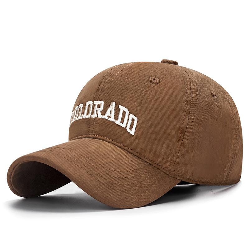 A Big-headed Letter Cap with A Soft Top That Highlights The Face and A Small Ducky-tongued Baseball Cap