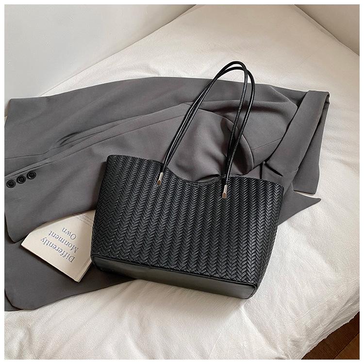 

Retro commuter shoulder bag large-capacity woven women s bag 2025 new high-end atmosphere retro casual tote bag