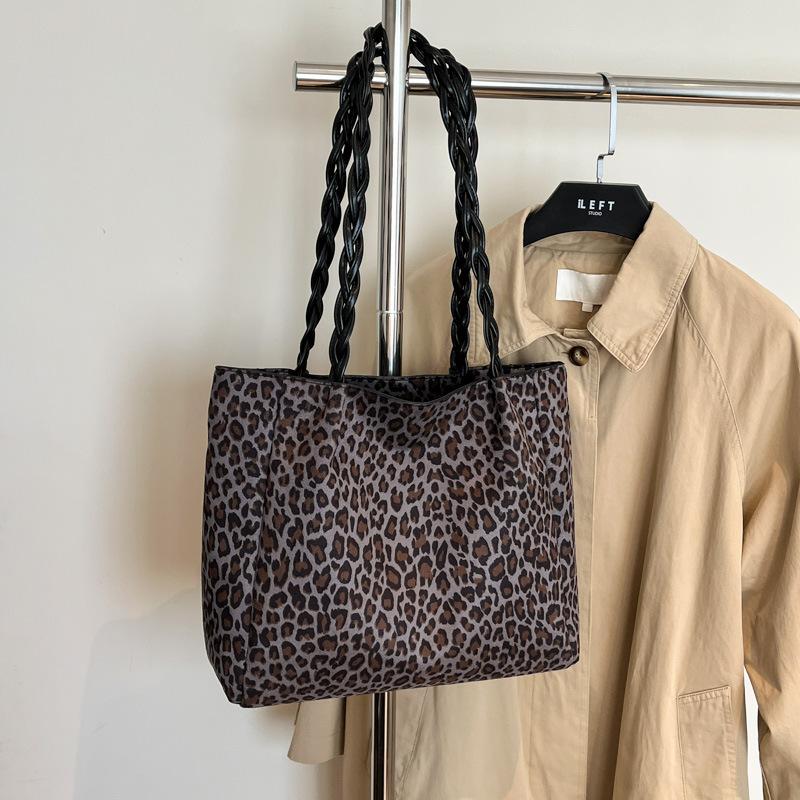 

Leopard print retro large-capacity bag women s 2025 new autumn and winter versatile one-shoulder armpit bag for commuting to work сірий колір