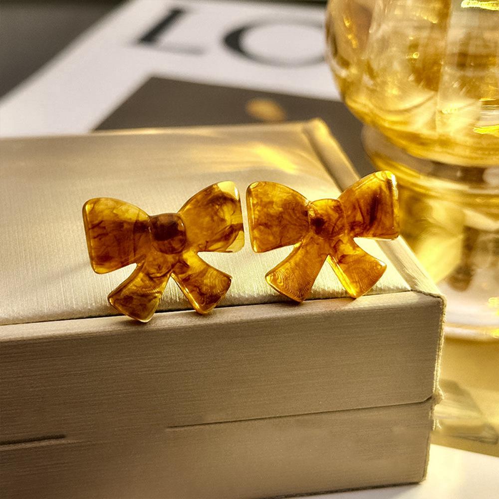 Silver Needle Clover Stud Earrings: Retro Hong Kong Style, Elegant and Fashionable Women's Luxury Jewelry.