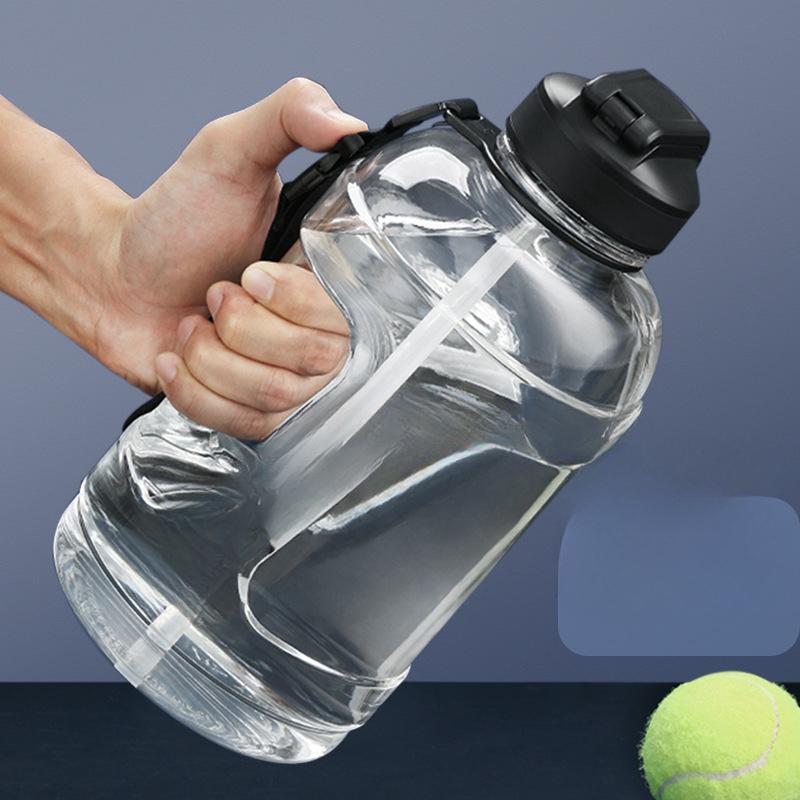 

Спортивна чашка-відро великої місткості. Літній чоловічий портативний чайник для фітнесу. Пластикова чашка з соломинками. Інтернет-знаменитості. Тонни бочок. 1700ml