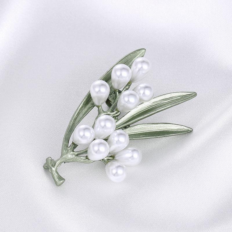 Elegant 3D Leaf & Pearl Brooch - Fashionable Pin for Clothing Accessories