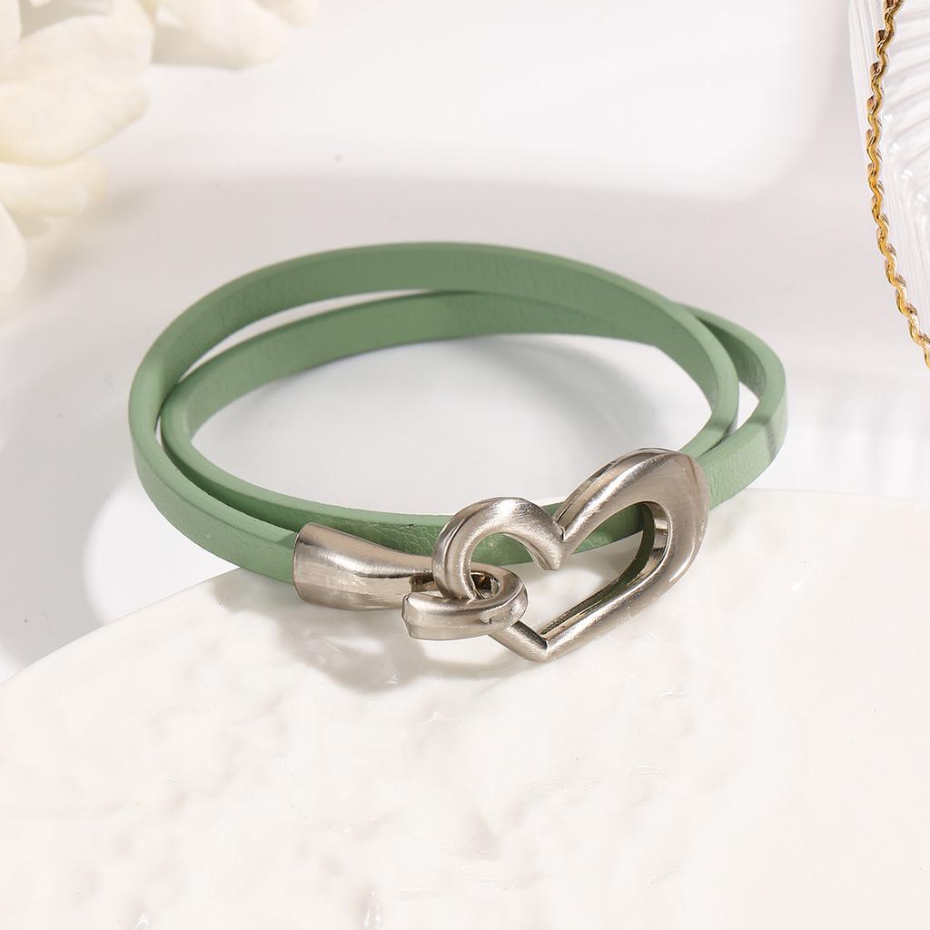 Schicht-Herz-Armband-Set Weiches Leder-Wickelband mit gebürbtem Metallverschluss Einzigartiges Modeaccessoire