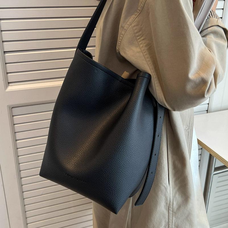 Popular Retro Small Bag 2025 New Women's Bag High-end Messenger Bag Niche Design Super Fire Bucket Bag