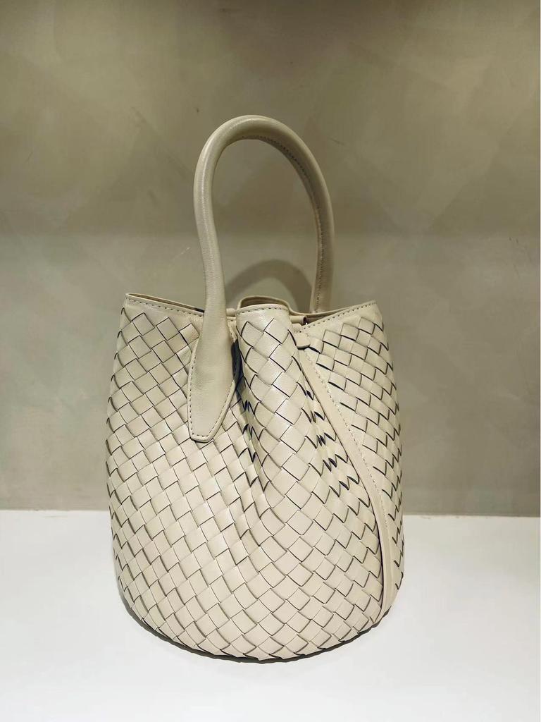 Ručně tkaná letní taška přes rameno z ovčí kůže pro ženy