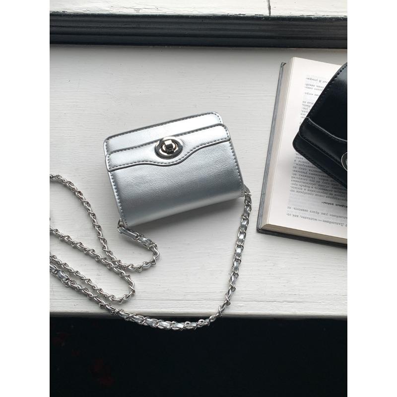 

New clamshell small square bag women s fashion cute mini lipstick chain bag niche design messenger bag bag серебряный