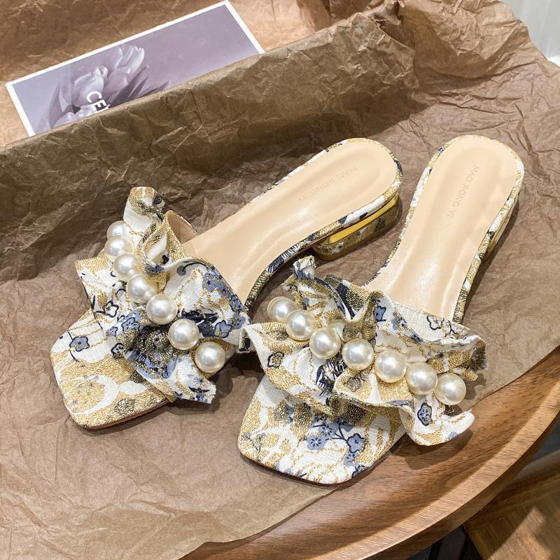 Fairy Wind Pearl Thick Heel Cool Slippers Female Summer Wear Fashion Flat Bottom Out Slippers 2025 New Summer