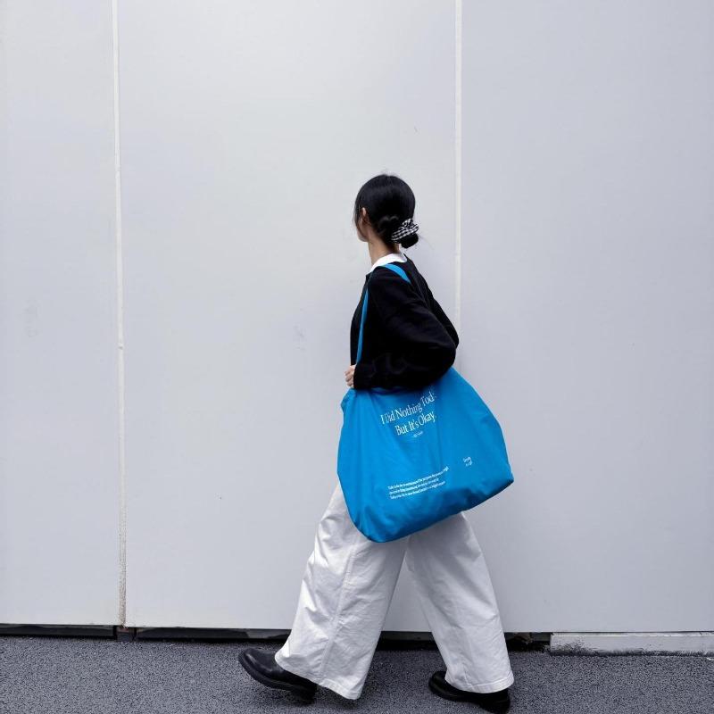 Large-capacity Single-shoulder Bag, Fashionable and Versatile. Single-shoulder Bag with A Relaxed Feel. Commuter Tote Bag