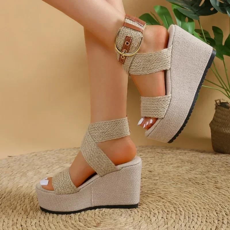 2024 Модная обувь для женщин Одно слово пряжка смешанных цветов женские босоножки — фото 5