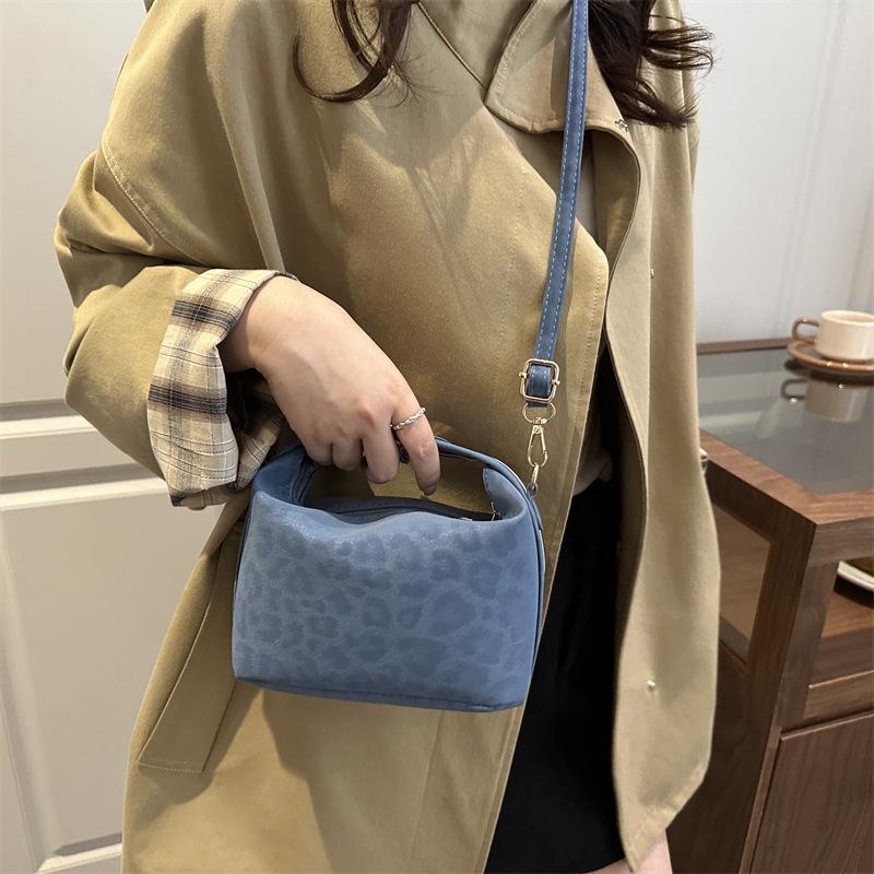 Niche design bag women's fashion new slanted shoulder bag seasonal retro handbag versatile pillow bag