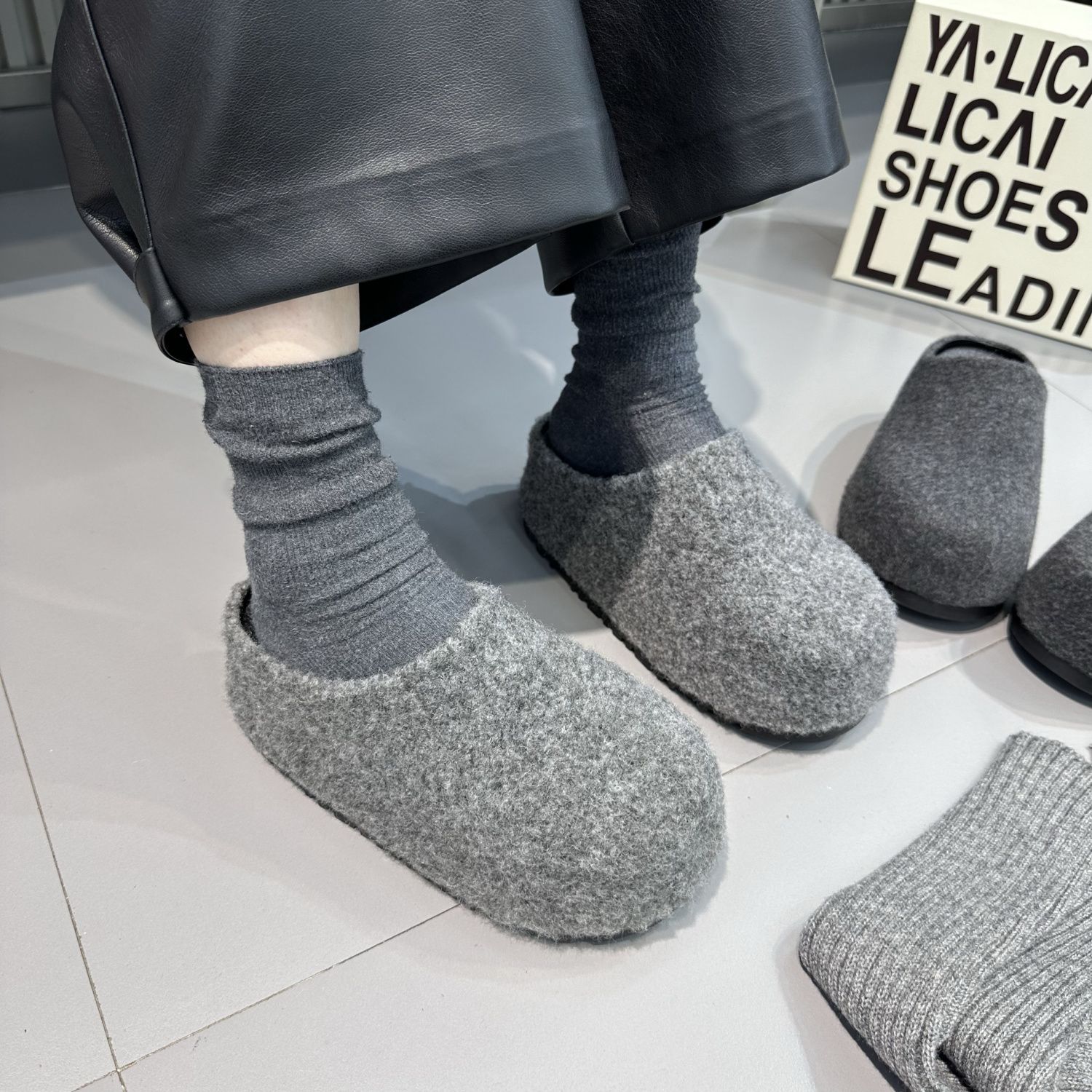 

Маленький человек 2025 новые шерстяные туфли на толстой подошве женские ретро интернет-знаменитость сумка голова ленивые тапочки 40 светло-серый