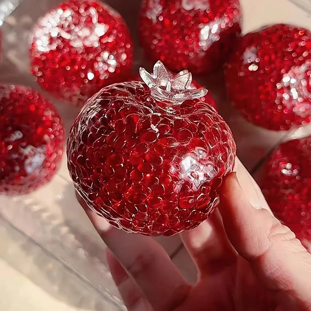 Handgefertigter, granatapfelförmiger Stressball – Kreatives, formbares und robustes Acryl-Quetschspielzeug – Lustiges Geschenk für Feiertage und Partys